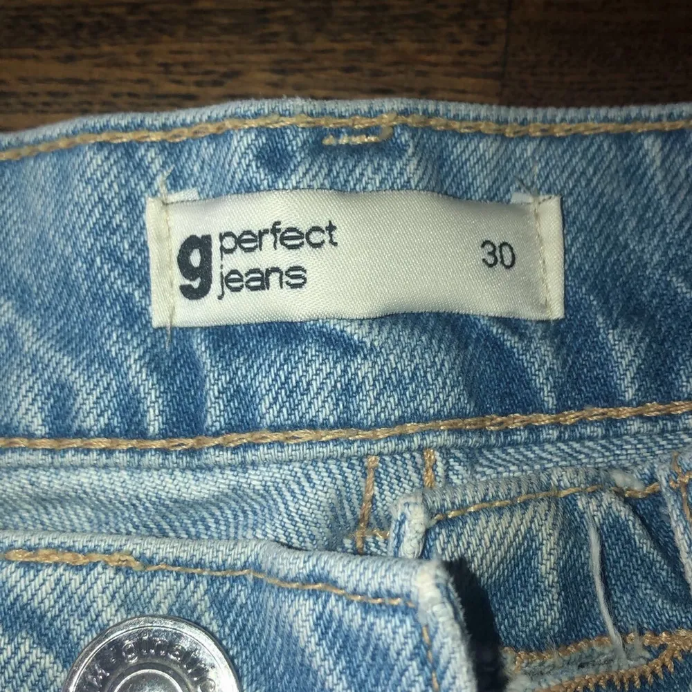 Säljer mina jeans i storlek Xs/XXs pågrund av att dem är för små. Köpte dem för 600kr på Gina, dem är helt nya bara använda 1 gång. Säljer dem för 150kr🤍. Jeans & Byxor.