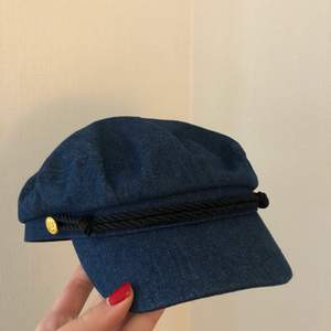 Fin keps i denim! Nästan aldrig använd. Från Urban outfitters. Sitter skönt på huvudet.  Vill du ha fler bilder så är det bara att höra av sig. 