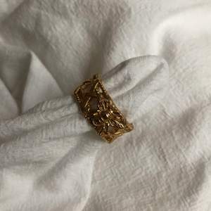 Säljer min superfina oanvända ring från Safira⭐️ Guldpläterad som gör att den inte rostar eller färgar av sig! Nypris 450kr! Köparen står för frakten✨
