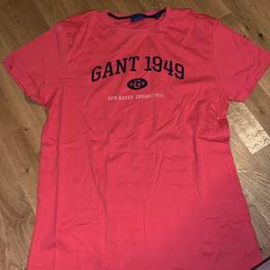 Gant t-shirt, bra skick. Storlek medium.  Pm för bild eller pris
