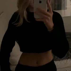 Stickad tröja - Svart kroppad stickad tröja från NA-KD! Super skön. ⭐️💙  