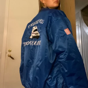 Varsity jacket - Säljer min fina varsity jacket som jag köpte på en second hand för 1099kr förra hösten. Säljer eftersom den inte kommer till användning längre. Passar S till XL pga oversized look. Bud från 400 i kommentarerna. KÖP DIREKT FÖR 800kr. (Har en fläck på innerfodret som fanns när jag köpte den, kan skicka bild om det önskas)