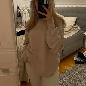 Sweatshirt - Säljer denna rosa supermysiga och mjuka sweatshirten i storlek S för 50kr. Denna har heller inte kommit till användning men det är absolut inget fel😊