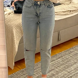 Gina Tricot Jeans - Säljer ett par ”Perfekt jeans” från Gina Tricot storlek 34 för 65kr. Ljusblåa, lite kortare jeans med hål på knäna. Jag har även sytt in ett skosnöre i midjan då de var lite förstora, inget som syns på utsidan men jag håller uppe byxorna bättre👍😊