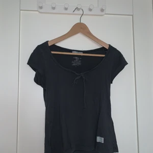 T-shirt från Odd Molly - Mörkgrå t-shirt från Odd Molly, använd någon enstaka gång💘