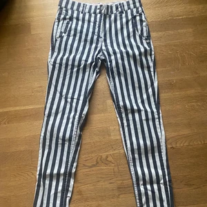 Randiga jeans  - Randiga jeans i stl 26. Fint skick och sköna! 