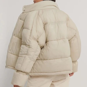 Vinterjacka - Säljer den trendiga vinterjackan från NAKD. Så fin i beige färg och så skön. 💕 storlek 40 men passar mycket mindre stolekar, jag är i vanliga fall 34 och tycker den sitter så snyggt och oversized på mig! Jackan är som ny.