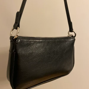 Baguette väska från Mango - Jättefin baugette väska i fakeläder material med silver detaljer🖤 köpt på mango