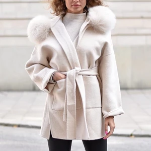 KAPPA MED PÄLS - Helt ny ljugbeigekappa med pälskrage. Säljs pga får ingen användning av den, men den är sjukt fin och hoppas på den får bättre användning av nån av er😍 Gjord av ull och Kashmir som håller dig varm. Äkta päls.