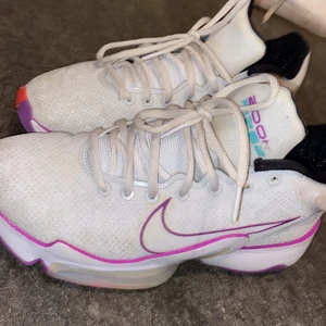 Basketskor  - Super sköna baketskor. Äkta Nike säljer det för att det har blivit för små.  Köptes för 999kr. 