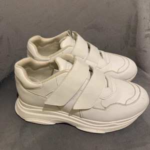 Sneakers - Vita sneakers från NAKD. Trendiga med kardborreband! Säljes för 270kr. Storlek 40 men passar även mindre 