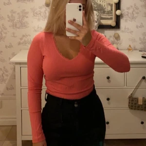 Långärmad med spets - Långärmad tröja, croppad i storlek M men skulle säga att det är en S/XS. 