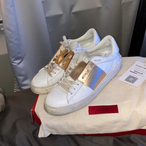 Valentinogaravani sneakers - Valentino skor äkta självklart och äkthetsbeviset medföljer samt skokartongen ❤️ använda med i fint skick ! Och tvättar man dem lite noggrannare kan de bli ännu finare. Inga andra defekter än lite smuts av användning här och där💫  färgen är vit med roséguld