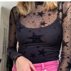 Meshtopp med stjärnor  - Jättesnygg meshbody med stjärnor på från missguided i storlek s. Säljer pga av att jag inte använder den så ofta, där av så är den i bra skick! 🥰 Frakt ingår inte i priset
