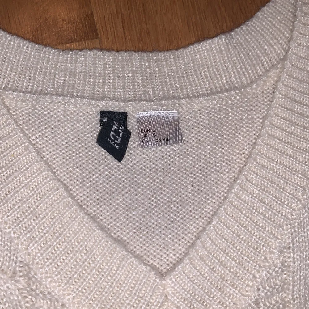 En stickad väst från h&m mycket mys pysig ❤️😘. Yläosat.