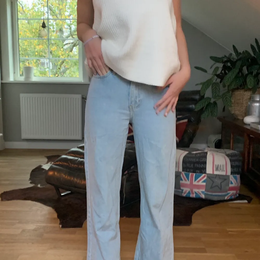 Dessa jeans är tyvärr inte min stil därför säljer jag dem! De är i en fin blå färg i storlek 32 men passar mig som oftast har 34😁. Jeans & Byxor.