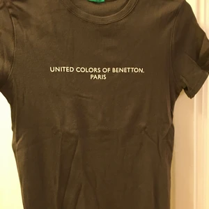 Topp från Benetton - Använd en gång. Klippte av lappen och var för snabb med saxen, se bild. 