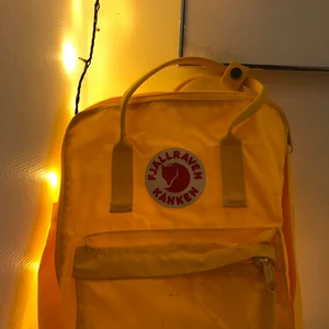 Yellow fjällräven kånken väska<3 - (Nypris ca 1000kr) 💛En fin stor gul fjällräven kånken som jag använt i ca 6 månader. Lite blyertspenna fläckar som går att tvättabort (det kan jag göra åt dig om du vill det:)). Jag möts helst upp i Göteborg (centralt) men kan även posta, men då står du för frakten.💛😁✨ Betalning sker via swish!
