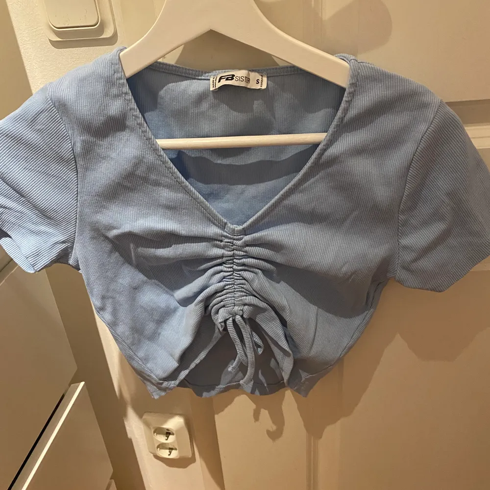 Säljer min Zara liknande topp i en super fin blå färg!!💙 Använd 1 gång!! Storlek S💙 Pris 60 + frakt!!. T-shirts.