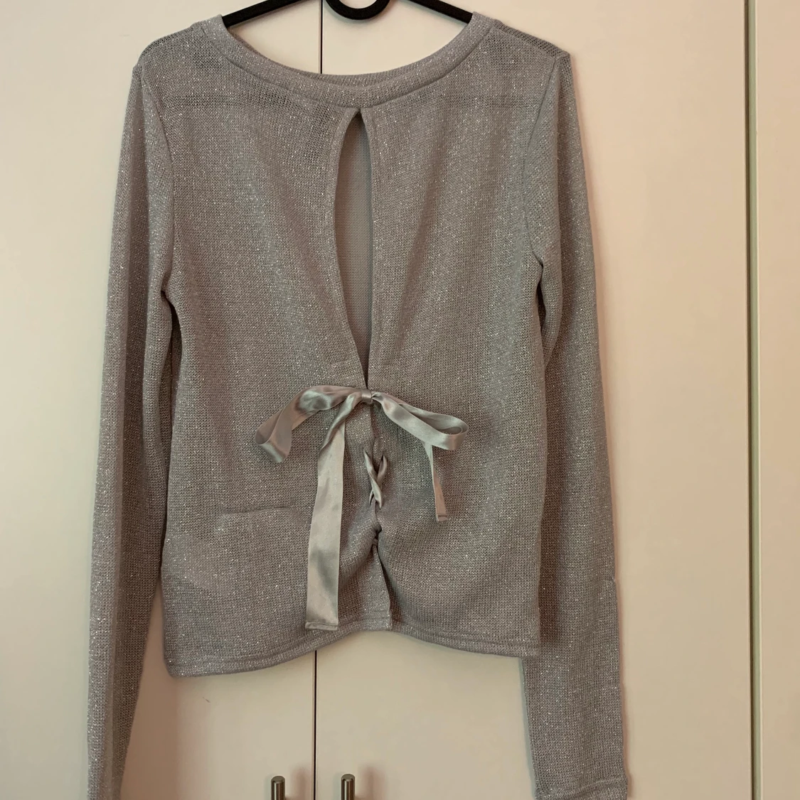 Glittertopp med knyte i ryggen