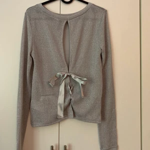 Glittertopp med knyte i ryggen - Festlig glittrig topp! Superfint knytband i ryggen🌼 Frakt tillkommer😊