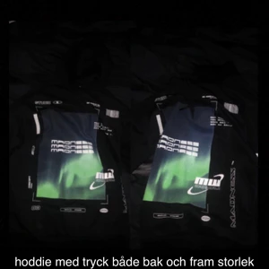 Hoddie med tryck - En hoddie i storlek XS men den är lite oversize. Säljer för 250kr plus frakten. Knappt använd den är från Madlady.