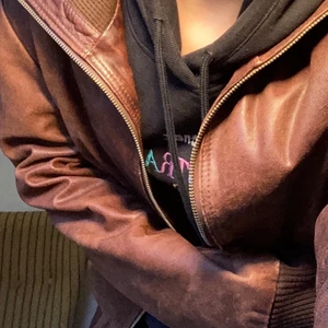 Skit snygg leather jacket  - Skit snygg läder jacka från hollies köpt som ”nyskick”  på sellpy, aldrig andvänd med lappar kvart. Pris går att diskutera <3 köpare står för frakt 