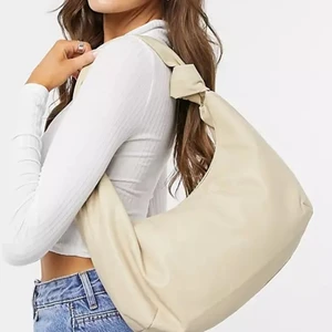 Beige väska  - Slutsåld beige väska från MONKI. Kollar intresset. Aldrig använd, prislapp hänger kvar. 
