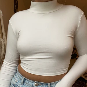 Croptop med öppen rygg - Ifrån Bikbok storlek S🤍🤍 säljer för 120kr