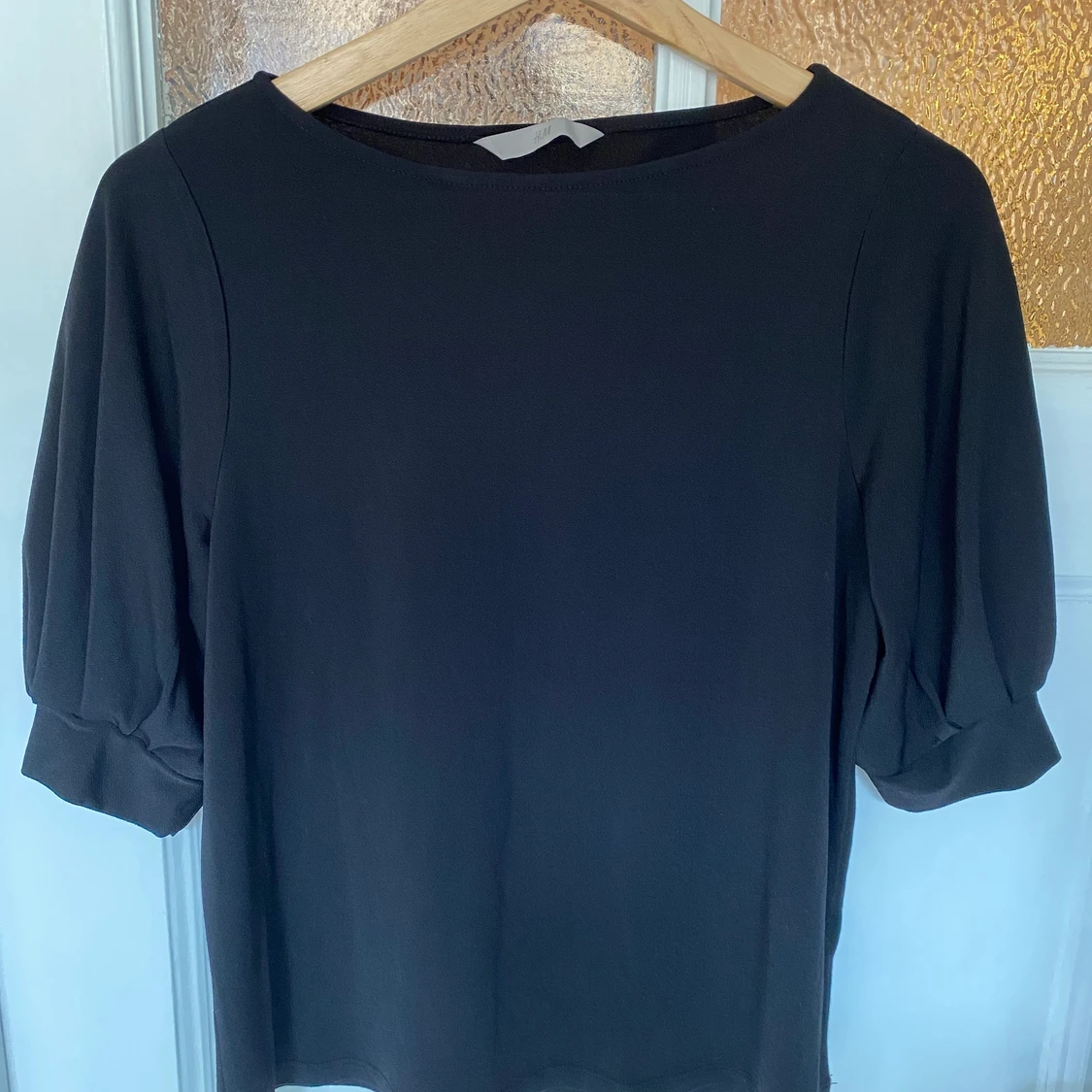 Svart topp med puffärm