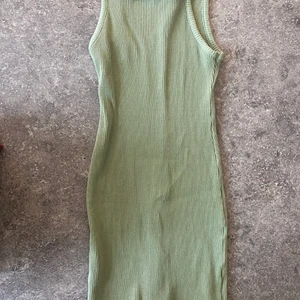 Klänning berskha - Grön klänning från berskha i storlek s