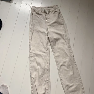 Jeans - Säljer dessa beiga jeans från bikbok. Köpte för 600 och säljer för 300! Skriv privat för fler frågor!🥰