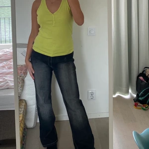 Topp! - Söt topp! Står ingen storlek men jag på bilden är M! Möts på söder annars står köparen för frakt på 45kr 💕