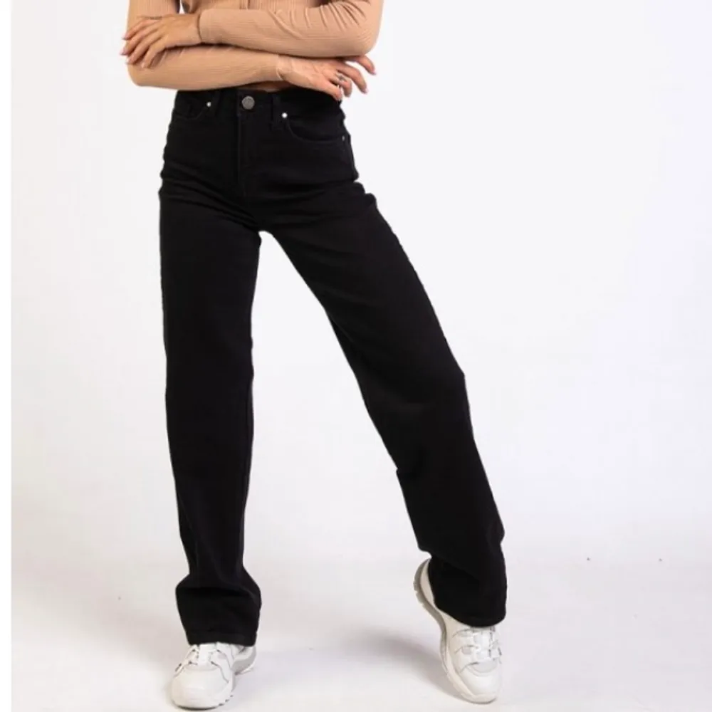 Svarta högmidjade jeans från Madlady. Suuupersnygga och otroligt sköna!! 😍 Använda 2 gånger men har många liknande och vill därför sälja dessa. Långa på mig som är 172.  Storlek S, nypris 549kr. Jeans & Byxor.