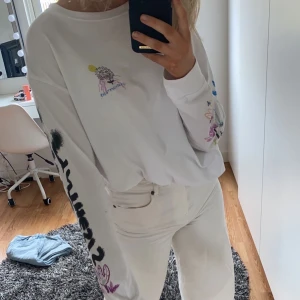 Långärmad t-shirt - Säljer den här coola långärmade t-shirten som är köpt på weekdays herravdelning.   Säljer pågrund av att den inte kommer till så mycket användning.