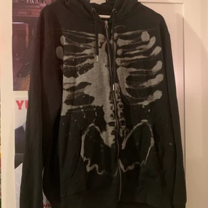 skelett ziphoodie  - ascool hoodie som jag blekt! själva hoodien är från cubus!💕💕