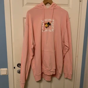Golfwang hoodie rosa - Snygga och skön golfwang hoodie den är lite trasigt runt ena snöret men det är inget farligt funkar som den ska. Storlek L