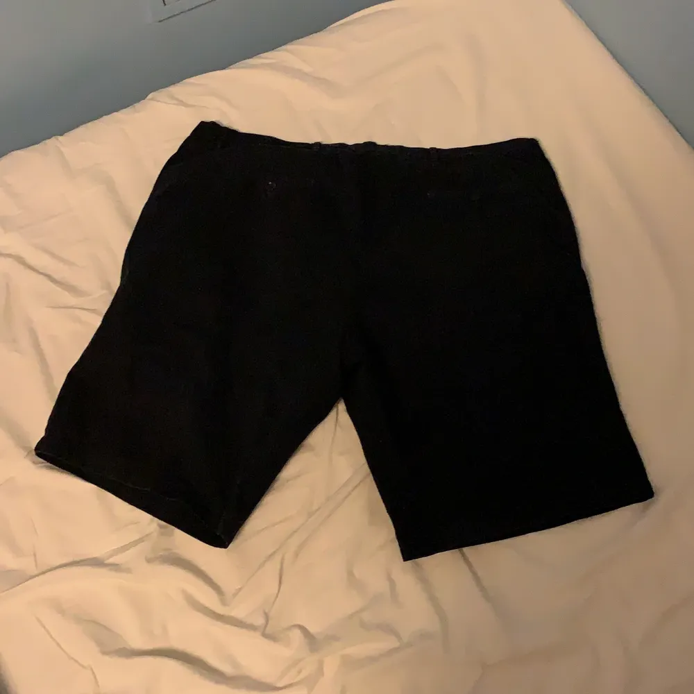 Pösiga mörkblå shorts ungefär 48 i midjan. Shorts.