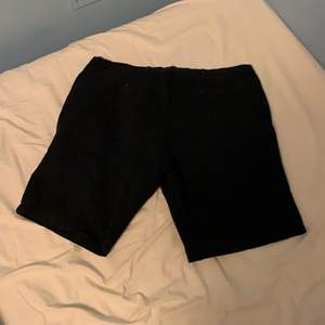 Pösiga mörkblå shorts ungefär 48 i midjan