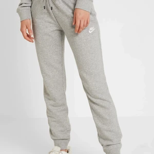 Nike mjukis byxor - Skönaste mjukisbyxorna från Nike, säljer då jag har ett par i större storlek som jag använder mer. Använda fåtal gånger och i jättebra skick. Postar gärna men köpare står för frakt. ❤️‍🔥❤️‍🔥❤️‍🔥❤️‍🔥❤️‍🔥❤️‍🔥❤️‍🔥