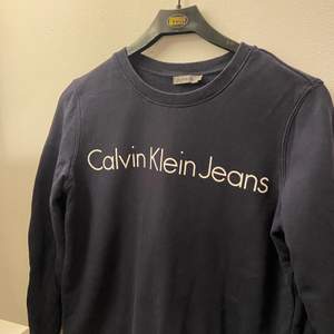 Fin marinblå Kalvin Clein swetshirt i bra skick ❣️