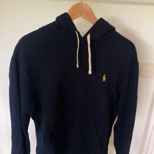 Ralph lauren hoodie - Mörk blå hoodie från Ralph lauren. Bra skick. Storlek medium. Nypris 1500