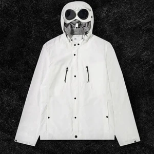 CP company jacket storlek M - Tja säljer nu min vita CP company jacka. Den är skit snygg och knappt använd eftersom den var förliten när jag köpte den. Storleken är M men passar S också. Skriv för fler bilder 
