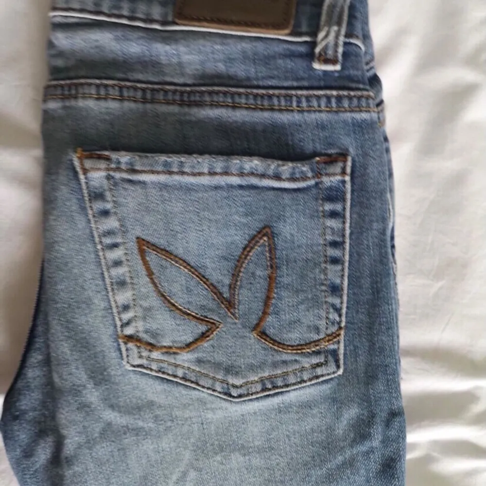 Så kattiga low waisted jeans från Playboy. Önskar att dem gick på mig 😢 i bra skick, men ett utav bältbanden har gått av. . Jeans & Byxor.