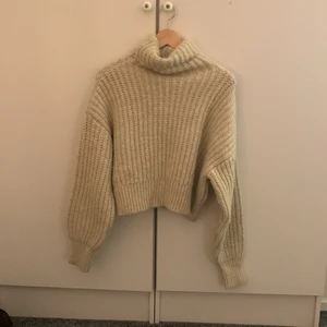 STICKAD TRÖJA - En beige helt oanvänd stickad tröja från Zara med polokrage. Älskar denna tröja men råkade beställa hem två stycken. Jätte skön nu till vintern. Köparen står för frakten