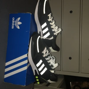 Adidas skor - För stora för mig, helt nya, aldrig använts 