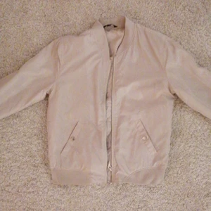 Beige bomberjacka storlek S  - Beige bomberjacka i extremt bra skick. Endast använd fåtal gånger. Funkar som vårjacka men även en höstjacka. Fickorna är knapp och inte dragkedja. Jackan är i storlek S. Frakt ingår i priset men kan även mötas upp i Helsingborg eller Ängelholm🤍 (Färgen är mindre rosa än på bilderna, den är mer varm beige, dålig kamera) Nypris: 499 kr 
