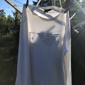 Armani sweater - En vit armani sweater i fint skick. Köpt i Italien för 2 år sen