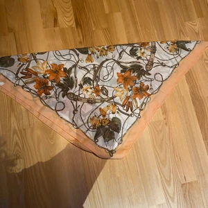 Blommig sjal! - Supersöt blommig sjal! Passar perfekt till att knyta runt håret!