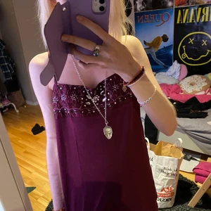 Lila linne - Lila linne med spetsrand upptill! Passar s-l